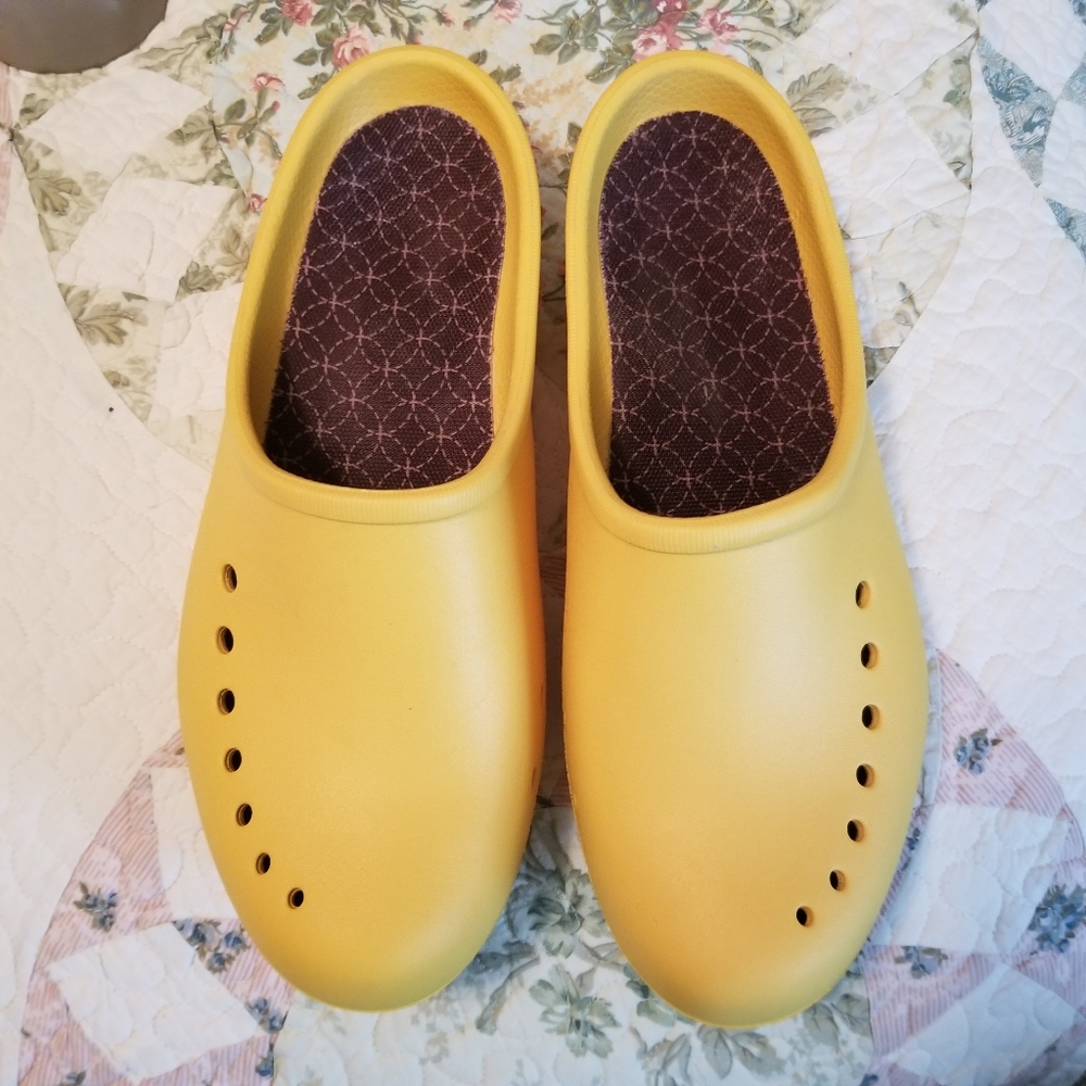 🌻 Crocs Clogs - Picture 1 of 9